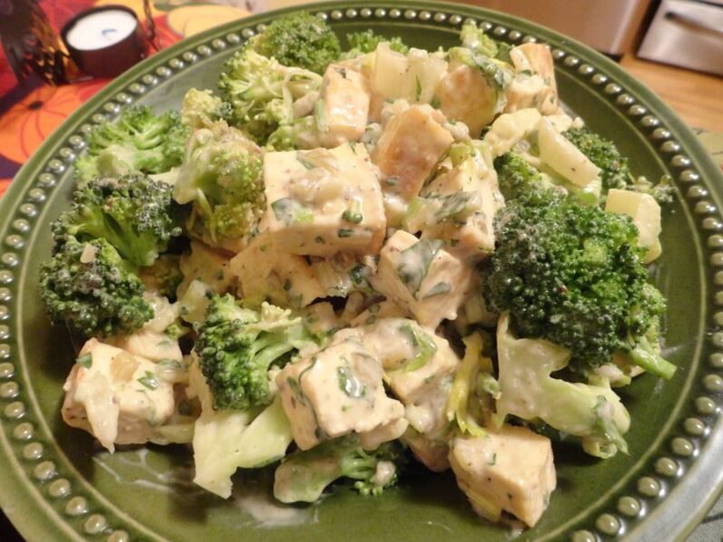 Chicken salad with broccoli for weight loss