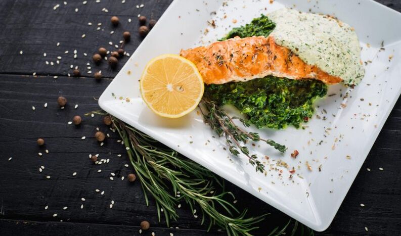 Salmon with spinach and lemon for weight loss